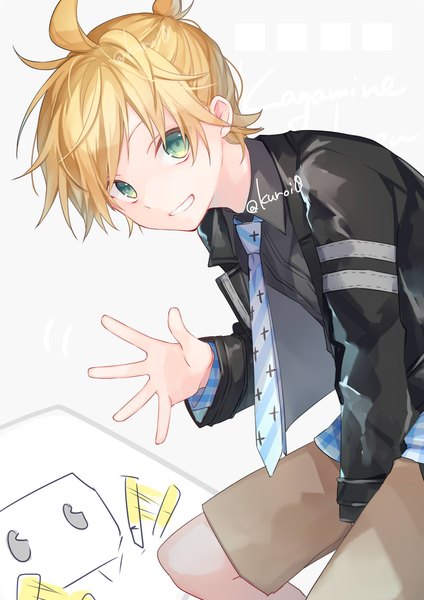Anime picture 800x1131 with project sekai vocaloid kagamine len kuroi (liar-player) single tall image looking at viewer short hair blonde hair smile green eyes signed ahoge long sleeves parted lips leaning leaning forward character names twitter username grin