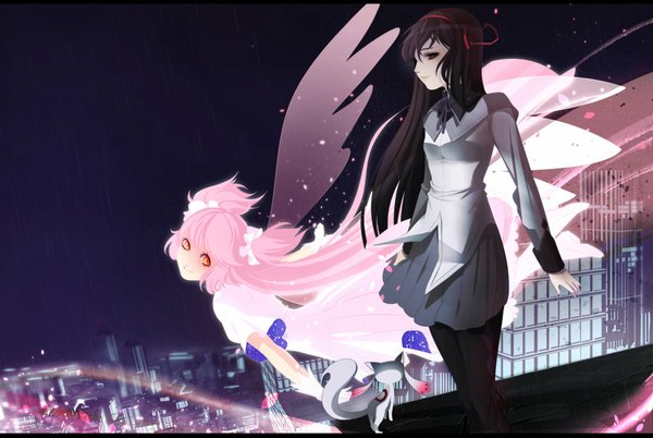 Anime picture 900x603 with mahou shoujo madoka magica shaft (studio) akemi homura kaname madoka goddess madoka kyuubee saradeek long hair black hair smile standing twintails purple eyes multiple girls yellow eyes pink hair night orange eyes night sky city