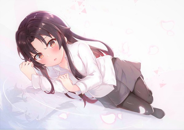 Anime picture 1881x1329 with ryuuou no oshigoto! yashajin ai tiguruvurumudo vuorun single long hair looking at viewer blush fringe highres open mouth black hair simple background brown eyes payot full body lying long sleeves on side reflection girl
