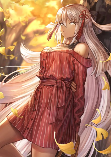Anime picture 1302x1842 with fate (series) fate/grand order okita souji (fate) (all) okita souji alter (fate) mashuu (neko no oyashiro) single tall image looking at viewer fringe hair between eyes bare shoulders holding signed yellow eyes payot ahoge bent knee (knees) outdoors white hair very long hair
