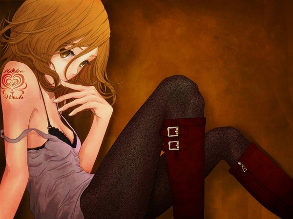 Anime picture 1304x978 with vocaloid kagamine rin aruk (artist) single looking at viewer short hair brown hair sitting bare shoulders brown eyes light smile tattoo finger to mouth strap slip brown background girl pantyhose boots black pantyhose thigh boots