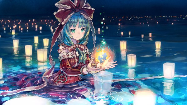 Anime-Bild 1366x768 mit touhou kagiyama hina kurobuta gekkan single long hair blush fringe smile wide image sitting green eyes looking away tail blunt bangs long sleeves light smile aqua hair night night sky partially submerged