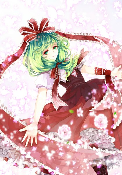 イラスト 700x1000 と 東方 鍵山雛 粟 ソロ 長髪 長身像 カメラ目線 笑顔 緑の目 green hair 女の子 ドレス 花 ちょう結び ヘア蝶結び 花弁 赤いドレス