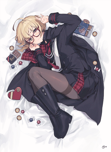 Аниме картинка 600x815 с fate (series) fate/grand order artoria pendragon (all) mysterious heroine x (alter) (fate) mysterious heroine x alter (first ascension) (fate) naguri один (одна) высокое изображение смотрит на зрителя румянец чёлка короткие волосы светлые волосы подписанный жёлтые глаза всё тело ахоге согнутое колено (колени) лёжа коса (косы)