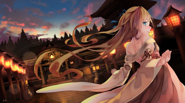 Anime-Bild 1920x1080 mit original saraki single long hair blush highres blue eyes blonde hair wide image bare shoulders sky cloud (clouds) profile wind wide sleeves side ponytail evening architecture east asian architecture girl