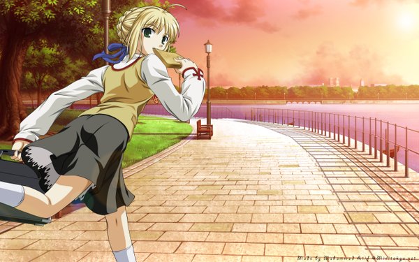 Anime picture 2560x1600 with fate (series) fate/stay night studio deen type-moon artoria pendragon (all) saber single highres short hair blonde hair wide image green eyes ahoge looking back mouth hold evening sunset skirt uniform school uniform