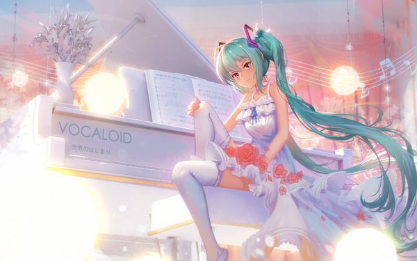 イラスト 1920x1200 と ボーカロイド 初音ミク 茶(pixiv12794171) ソロ カメラ目線 赤面 前髪 highres 青い目 hair between eyes 座る ツインテール 肩出し very long hair aqua hair from below copyright name 女の子 ストッキング ドレス