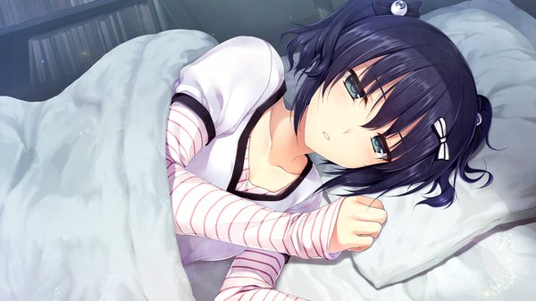 Anime picture 1280x720 with boku no hitori sensou akabei soft2 maewaki shinobu single looking at viewer short hair blue eyes black hair wide image game cg lying girl bow hair bow pillow