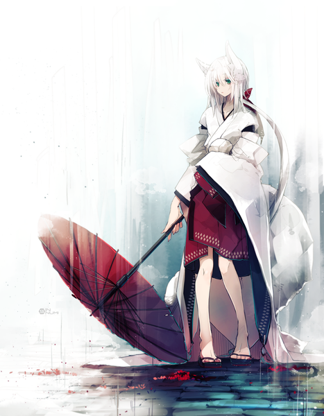 イラスト 1200x1541 と オリジナル ぬみ ソロ 長髪 長身像 simple background 獣耳 looking away 全身 white hair traditional clothes 和服 fingernails wide sleeves gradient background rain 女の子 傘 サンダル 和傘