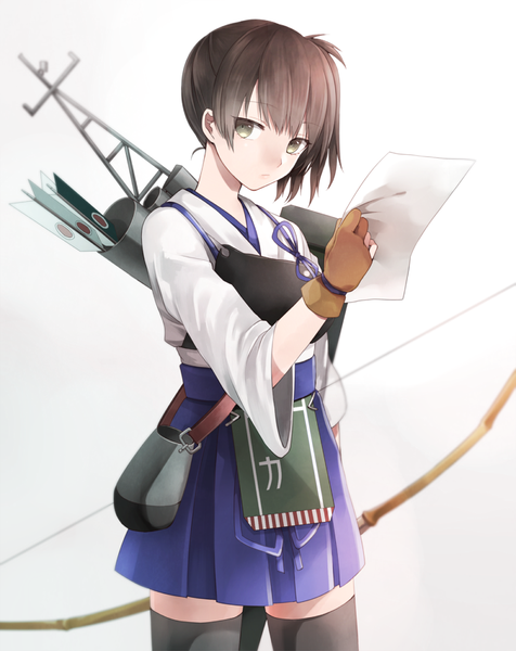 イラスト 800x1008 と 艦隊これくしょん 加賀(艦これ) kaga (kantai collection) トマリ ソロ 長身像 カメラ目線 赤面 短い髪 simple background 茶色の髪 白背景 茶目 ポニーテール 絶対領域 サイドポニーテール 女の子 ストッキング スカート 手袋