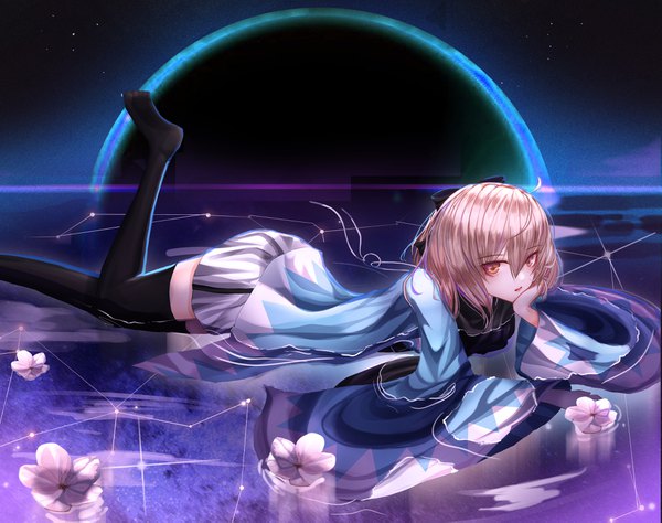 Anime picture 3862x3053 with fate (series) fate/grand order okita souji (fate) (all) okita souji (koha-ace) domi (hyaku8795) single fringe highres short hair blonde hair hair between eyes red eyes absurdres ahoge lying traditional clothes japanese clothes partially submerged on stomach half updo