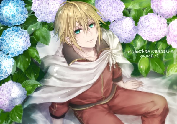 Anime picture 2000x1400 with touken ranbu nitroplus yamanbagiri kunihiro yamaneko514 single looking at viewer fringe highres short hair blonde hair hair between eyes green eyes from above arm support character names dated boy flower (flowers) cape hydrangea