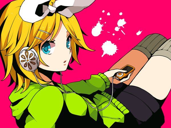 Anime picture 1600x1200 with vocaloid kagamine rin mo nako single short hair blue eyes simple background blonde hair sitting looking back from above pink background girl thighhighs hair ornament bow ribbon (ribbons) hair bow hair ribbon shorts