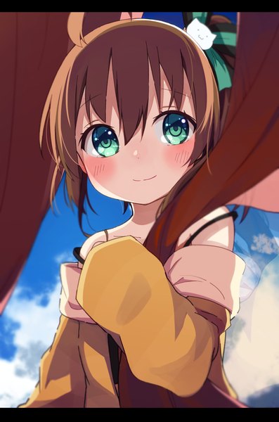 Anime picture 1635x2470 with virtual youtuber hololive natsuiro matsuri okota mikan single tall image looking at viewer fringe short hair smile hair between eyes brown hair green eyes sky cloud (clouds) ahoge long sleeves depth of field one side up sleeves past wrists