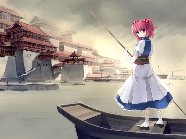 Anime picture 1280x960 with touhou onozuka komachi seo tatsuya single short hair standing pink hair outdoors pink eyes light smile architecture east asian architecture girl dress hair ornament socks sea building (buildings) white socks hair bobbles