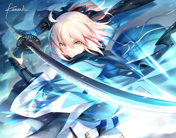 Anime picture 816x640 with fate (series) fate/grand order koha-ace okita souji (fate) (all) okita souji (koha-ace) kousaki rui single fringe short hair hair between eyes holding signed yellow eyes looking away pink hair ahoge ponytail traditional clothes japanese clothes wide sleeves