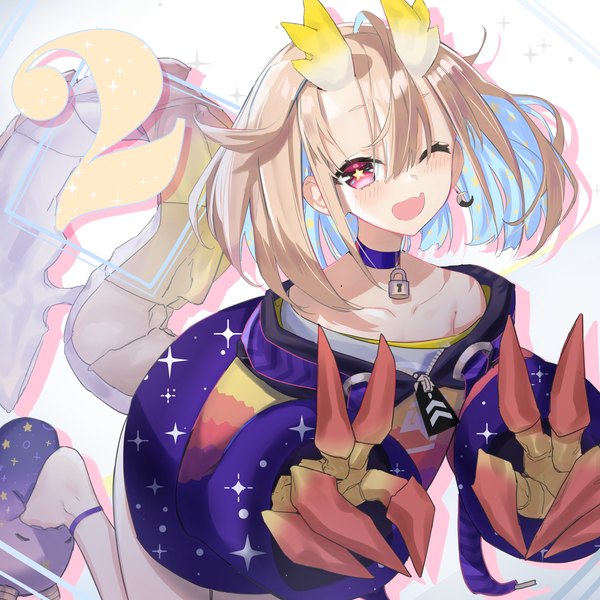 Anime-Bild 2000x2000 mit virtual youtuber phase connect utatane nasa mins (minevi) single looking at viewer blush fringe highres short hair open mouth simple background blonde hair hair between eyes red eyes white background tail one eye closed multicolored hair horn (horns)