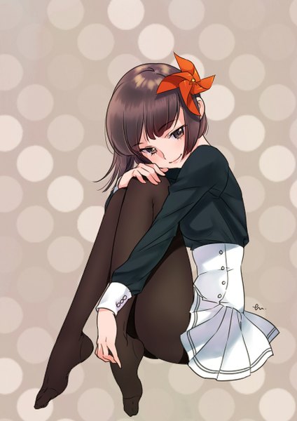 Anime picture 868x1228 with original morikura en single tall image looking at viewer fringe short hair smile brown hair sitting brown eyes bent knee (knees) no shoes polka dot girl pantyhose pinwheel