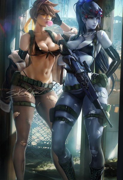 Anime-Bild 684x1000 mit overwatch blizzard entertainment widowmaker (overwatch) tracer (overwatch) sakimichan long hair tall image fringe short hair breasts light erotic black hair brown hair large breasts standing multiple girls holding signed yellow eyes blue hair