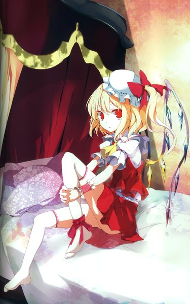 Anime picture 1539x2460 with touhou flandre scarlet oouso (usotsukiya) single tall image short hair blonde hair red eyes one side up leg hug girl thighhighs dress skirt white thighhighs wings bed wrist cuffs bonnet skirt set