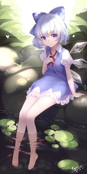 イラスト 500x1000 と 東方 チルノ 胡瓜チーズ ソロ 長身像 カメラ目線 前髪 短い髪 青い目 笑顔 hair between eyes 座る signed 青い髪 全身 bent knee (knees) 裸足 from above sunlight arm support