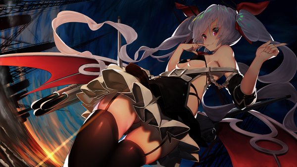 イラスト 3500x1969 と アズールレーン ヴァンパイア(アズールレーン) 熊乃井あづき ソロ highres おっぱい light erotic wide image ツインテール 銀髪 very long hair ピンク目 from below fang (fangs) turning head 下乳 finger to mouth evening 前から見えるお尻 sunset