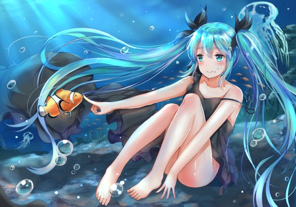 イラスト 1200x840 と ボーカロイド 初音ミク 紺菓 ソロ 赤面 light erotic looking away 全身 very long hair 裸足 aqua eyes aqua hair bare legs underwater 女の子 ドレス ちょう結び ヘア蝶結び 動物 黒いドレス