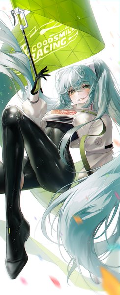 Anime-Bild 3430x8430 mit vocaloid goodsmile racing hatsune miku racing miku racing miku (2022) dalla (888 dalae) single long hair tall image looking at viewer fringe highres simple background hair between eyes white background twintails green eyes absurdres bent knee (knees) long sleeves