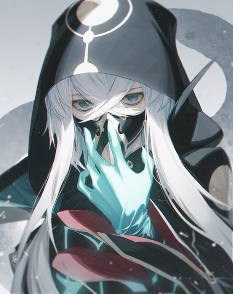 Anime picture 691x871 with fate (series) fate/grand order asclepius (fate/grand order) wanke single long hair tall image looking at viewer fringe simple background hair between eyes green eyes upper body white hair latex boy gloves animal hood mask