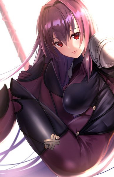 イラスト 1003x1550 と Fateシリーズ fate/grand order scathach (fate) (all) スカサハ(fate) ウンツエ ソロ 長身像 カメラ目線 赤面 前髪 おっぱい 開いた口 light erotic simple background 笑顔 hair between eyes 赤い目 大きな乳房 白背景 座る