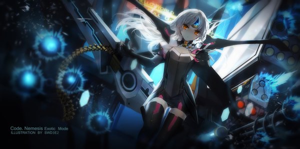 イラスト 1701x850 と エルソード eve (elsword) 超凶の狄璐卡 ソロ 長髪 カメラ目線 highres wide image signed white hair long sleeves orange eyes outstretched arm 女の子 ドレス 手袋 武器 指なし手袋 黒いドレス 銃砲