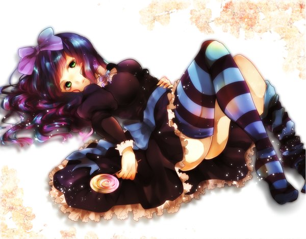 Anime picture 2047x1600 with panty & stocking with garterbelt anarchy stocking sumomo kaze single long hair looking at viewer highres light erotic green eyes purple hair lying multicolored hair barefoot two-tone hair on back legs girl thighhighs dress bow