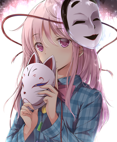 Anime-Bild 1000x1217 mit touhou hata no kokoro toyosaki shu single long hair tall image fringe hair between eyes holding looking away pink hair upper body long sleeves pink eyes expressionless plaid mask on head backlighting girl bow