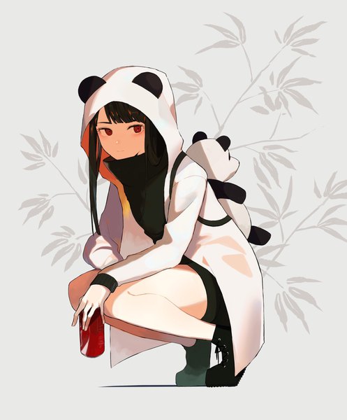 Аниме картинка 1699x2048 с оригинальное изображение shibainu один (одна) длинные волосы высокое изображение чёлка чёрные волосы простой фон красные глаза смотрит в сторону всё тело прямая чёлка серый фон на корточках капюшон в виде животного панда-капюшон девушка ботинки капюшон рюкзак