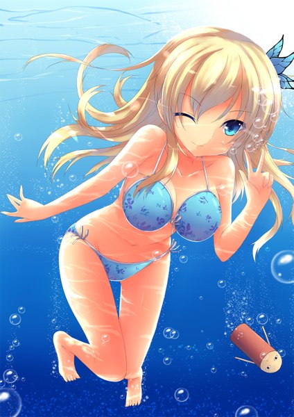 Anime picture 1061x1500 with boku wa tomodachi ga sukunai kashiwazaki sena liong (artist) single long hair tall image blue eyes light erotic blonde hair smile one eye closed barefoot wink legs victory underwater girl hair ornament swimsuit bikini