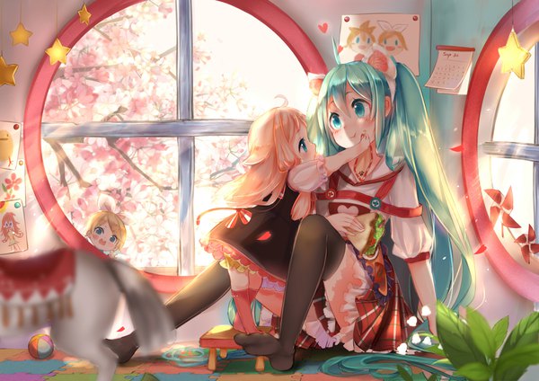 イラスト 3507x2480 と ボーカロイド 初音ミク 鏡音リン 鏡音レン イア (ボーカロイド) 緑 長髪 カメラ目線 赤面 前髪 highres 短い髪 開いた口 青い目 金髪 hair between eyes 立つ ツインテール multiple girls holding