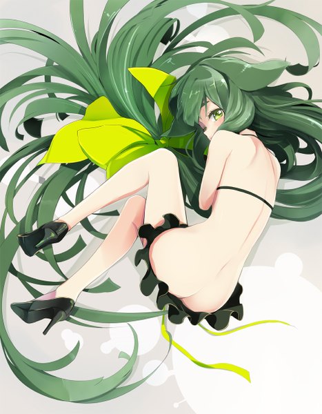 Anime picture 952x1222 with gatchaman crowds tatsunoko utsutsu kimitoshiin single tall image looking at viewer blush light erotic bare shoulders green eyes very long hair looking back green hair from behind bare legs high heels bare back girl bow