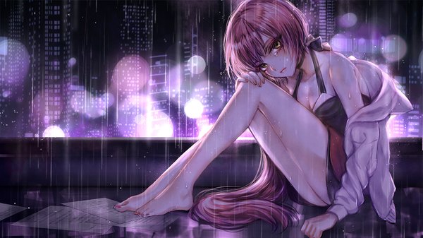 Anime picture 1708x960 with vocaloid nekomura iroha ohagi (ymnky) single long hair looking at viewer blush highres wide image sitting yellow eyes pink hair bent knee (knees) ponytail barefoot night bare legs tears city rain