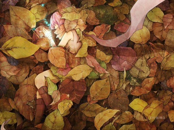 Аниме картинка 1300x975 с оригинальное изображение amurasaki (artist) один (одна) розовые волосы лёжа без рукавов магия пылает иероглиф волосы прикрывают глаза девушка ботинки шарф лист (листья) бинт (бинты)