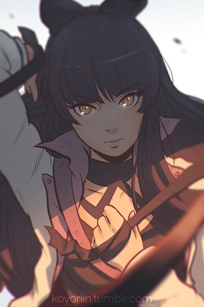 イラスト 683x1024 と rwby rooster teeth blake belladonna こよりん ソロ 長髪 長身像 カメラ目線 赤面 前髪 黒髪 simple background 白背景 signed 黄色眼 upper body blunt bangs arm up lips open jacket