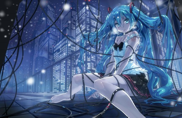 Anime picture 1400x910 with vocaloid hatsune miku mx2j (nsh6394) single looking at viewer sitting twintails very long hair nail polish barefoot aqua eyes fingernails aqua hair night tattoo night sky city light snowing strap slip