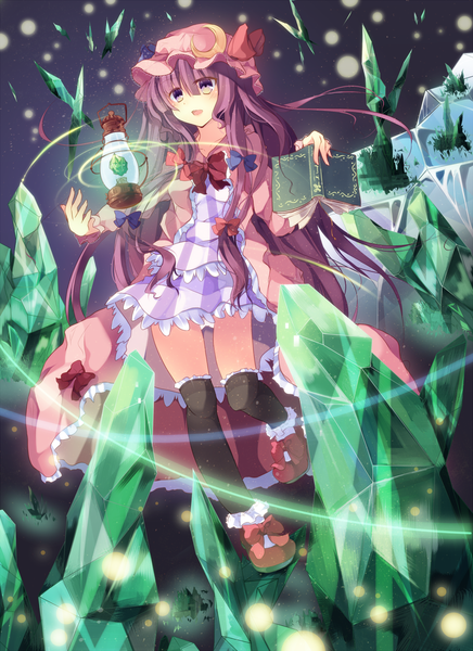 Аниме картинка 1000x1376 с touhou patchouli knowledge maisaki miyabi один (одна) длинные волосы высокое изображение открытый рот фиолетовые глаза фиолетовые волосы девушка чулки платье чулки (чёрные) книга (книги) кристалл