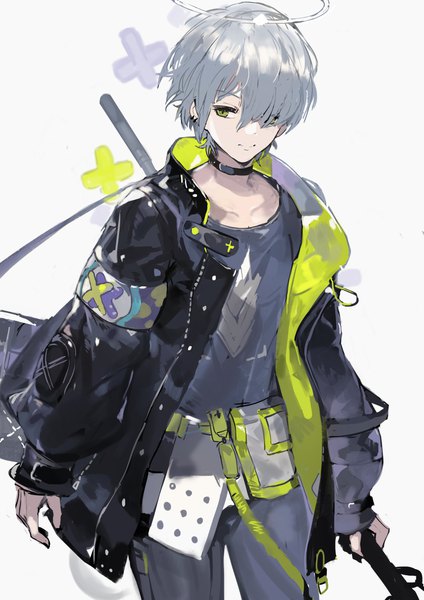 Anime-Bild 2896x4096 mit arknights arene (arknights) arene (casual) (arknights) alchemaniac single tall image fringe highres short hair simple background smile green eyes silver hair hair over one eye grey background open jacket androgynous boy choker jacket