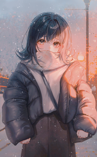 Аниме картинка 1000x1618 с оригинальное изображение lium один (одна) высокое изображение смотрит на зрителя чёлка короткие волосы чёрные волосы волосы между глазами стоя на улице чёрные глаза расстёгнутая куртка снегопад зима девушка куртка шарф