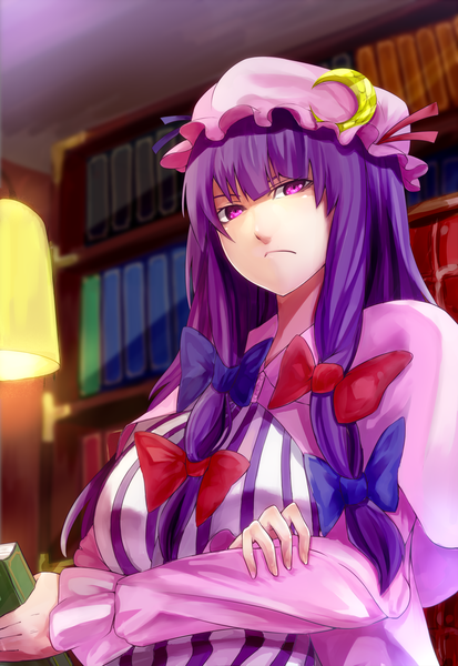 Anime picture 1000x1450 with touhou patchouli knowledge minamike1991 single long hair tall image looking at viewer purple eyes purple hair girl dress bow hair bow book (books) bonnet shelf bookshelf