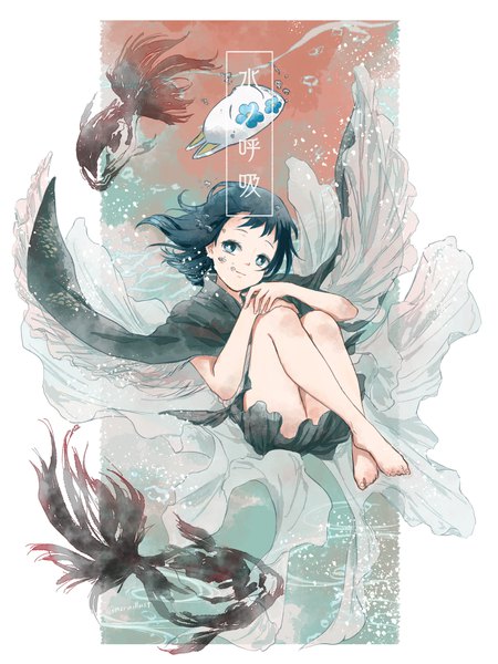 Аниме картинка 1668x2224 с клинок, рассекающий демонов ufotable makomo (kimetsu) noraillust один (одна) высокое изображение смотрит на зрителя короткие волосы голубые глаза чёрные волосы всё тело босиком голые ноги скрещенные ноги под водой поза эмбриона девушка животное маска пузырь (пузыри)