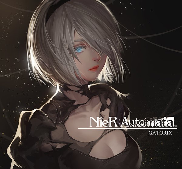 イラスト 800x742 と nier nier:automata ヨルハ二号b型 gatorix ソロ カメラ目線 前髪 短い髪 おっぱい 青い目 simple background signed upper body lips grey hair 片目隠れ ほくろ puffy sleeves copyright name lipstick