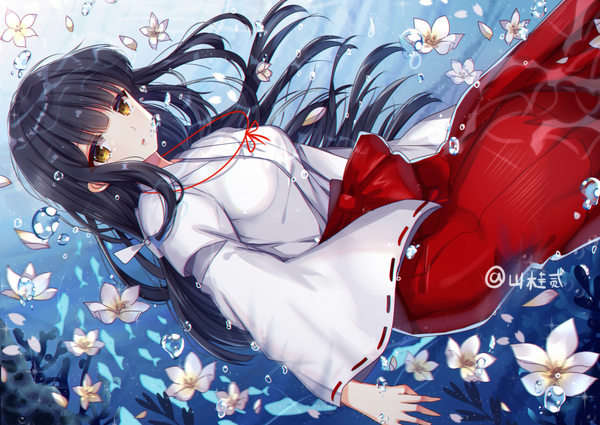 Anime picture 1176x833 with inuyasha kikyou (inuyasha) shanguier single long hair looking at viewer black hair brown eyes traditional clothes japanese clothes underwater miko girl flower (flowers) bubble (bubbles)