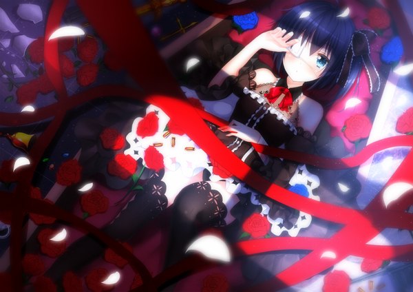 Anime-Bild 1440x1018 mit chuunibyou demo koi ga shitai! kyoto animation takanashi rikka swordsouls single blush short hair blue eyes bare shoulders blue hair zettai ryouiki one side up lolita fashion girl thighhighs dress flower (flowers) ribbon (ribbons) black thighhighs hair ribbon