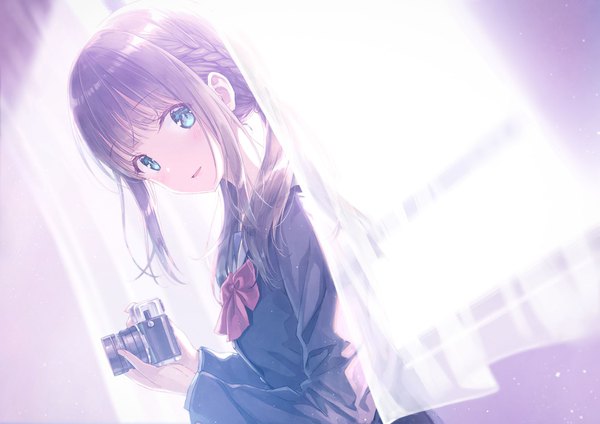 Anime-Bild 1697x1200 mit original hiten (hitenkei) single long hair looking at viewer blush fringe open mouth smile brown hair holding payot upper body braid (braids) aqua eyes dutch angle backlighting girl uniform school uniform